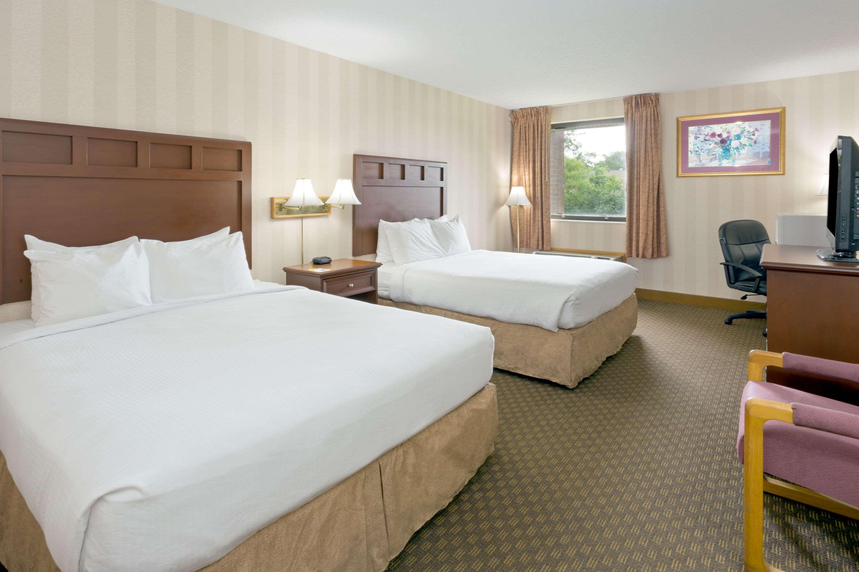 Days Inn & Suites By Wyndham Northwest Индианаполис Экстерьер фото