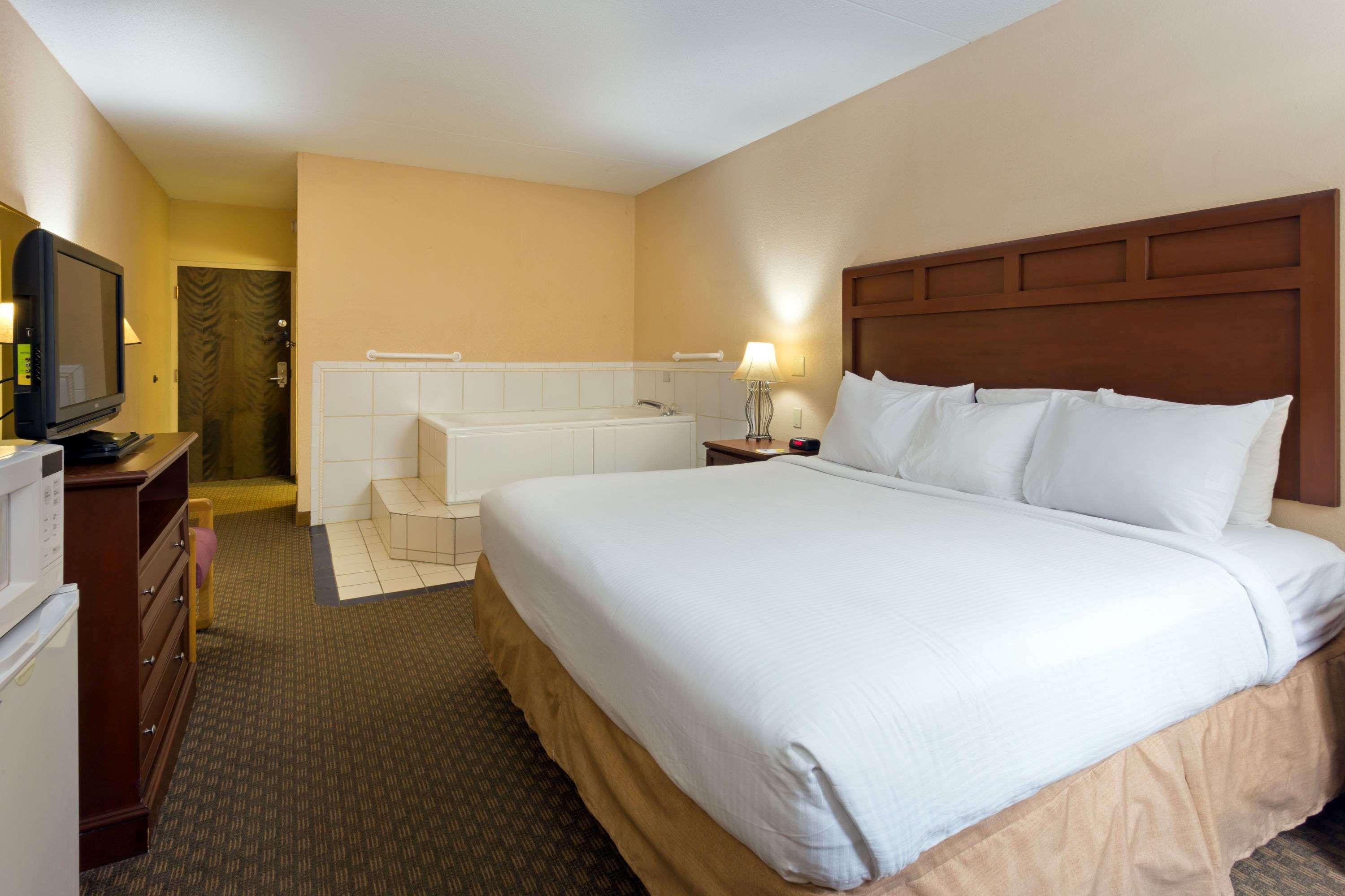 Days Inn & Suites By Wyndham Northwest Индианаполис Экстерьер фото
