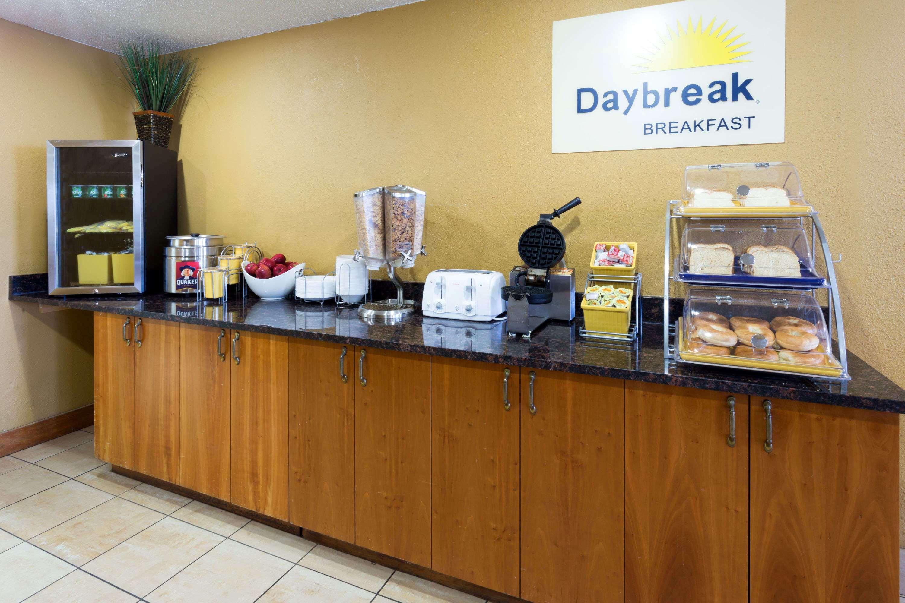 Days Inn & Suites By Wyndham Northwest Индианаполис Экстерьер фото