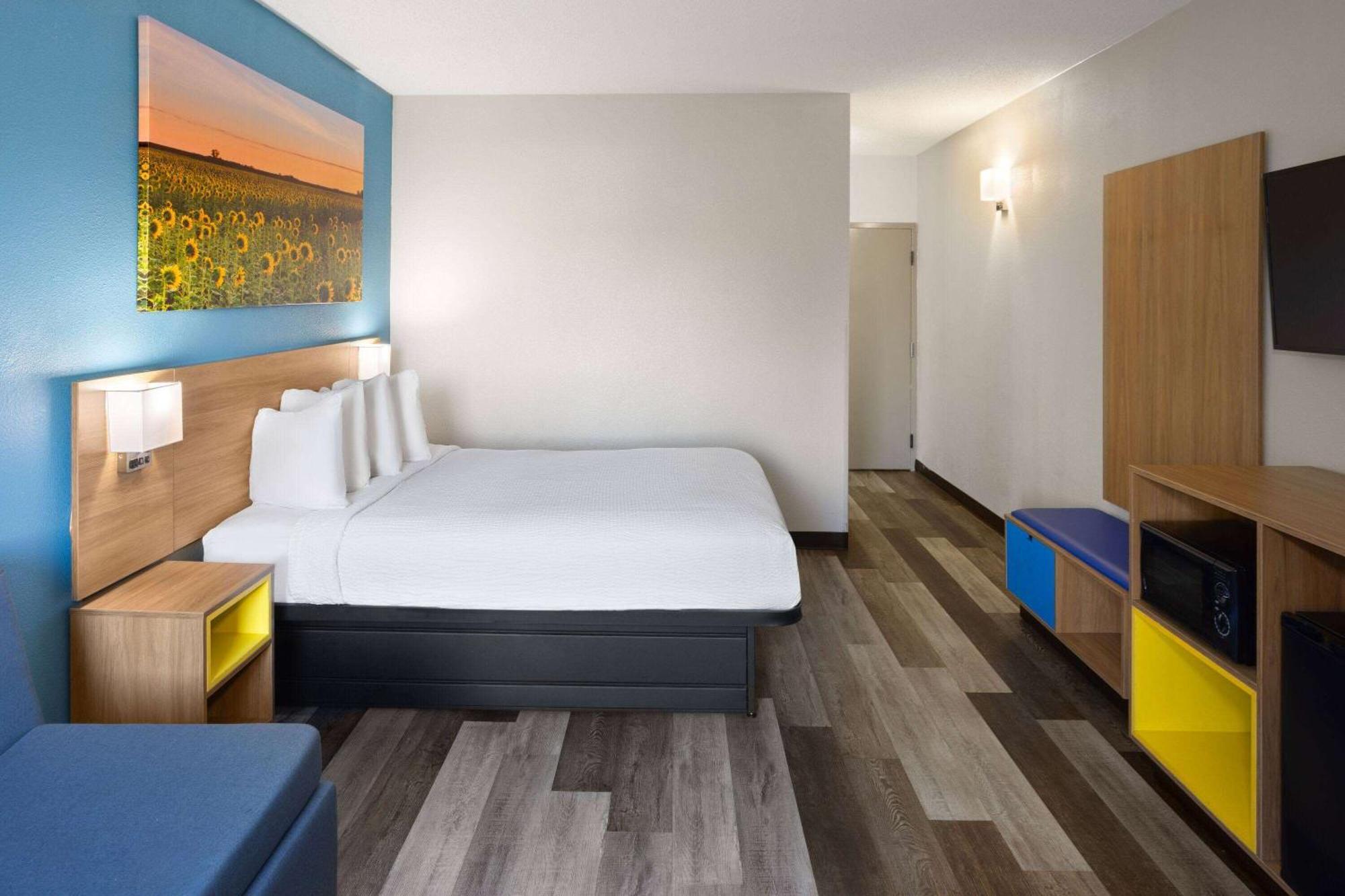 Days Inn & Suites By Wyndham Northwest Индианаполис Экстерьер фото