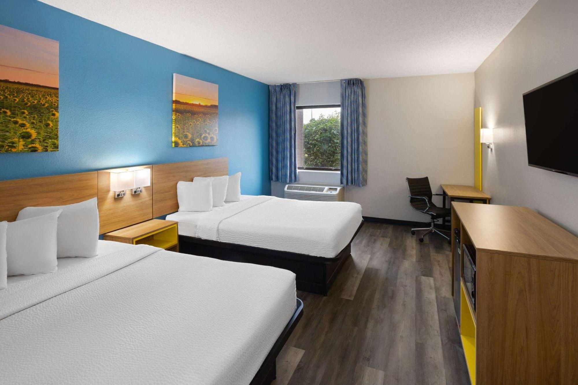 Days Inn & Suites By Wyndham Northwest Индианаполис Экстерьер фото