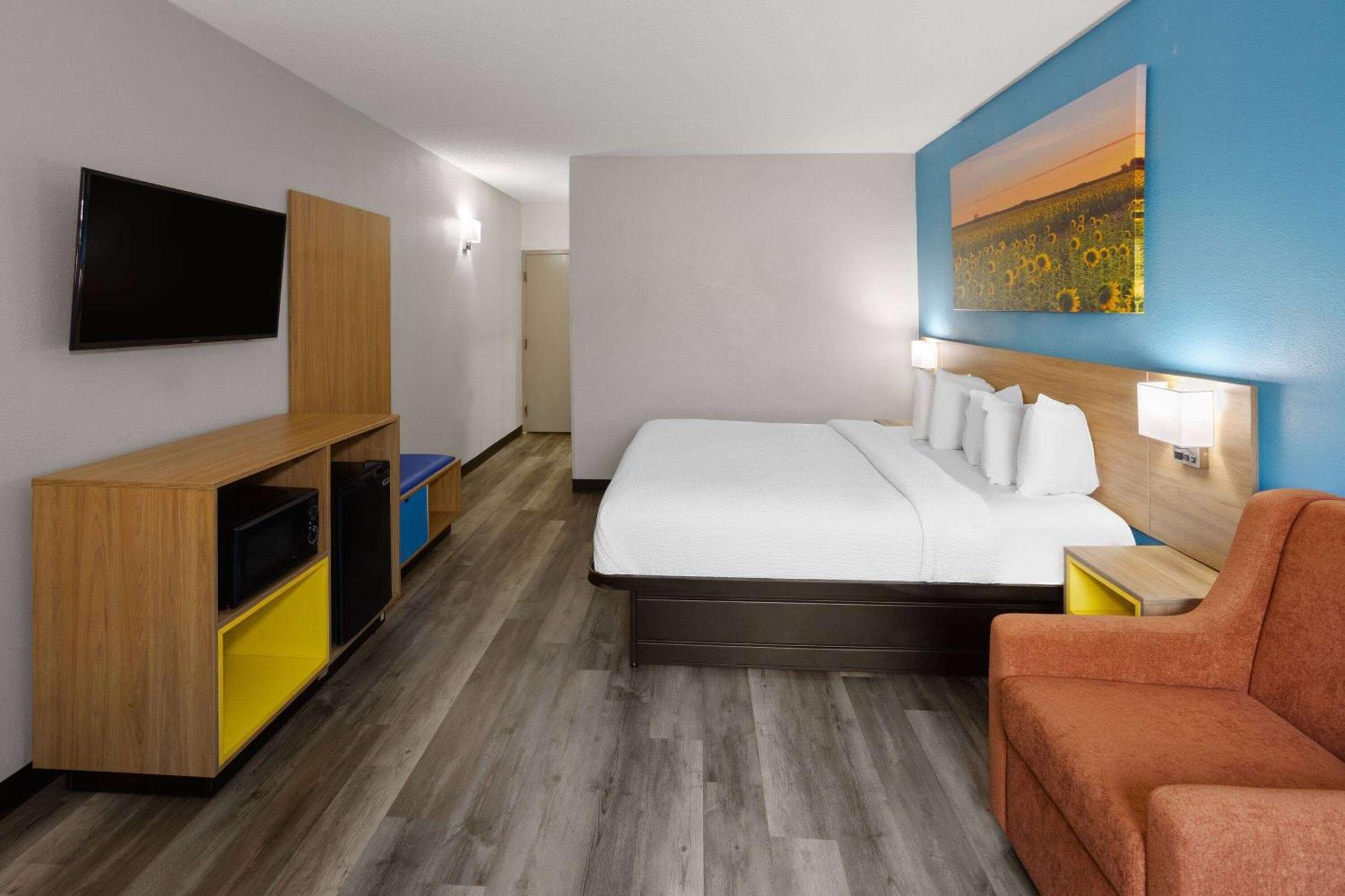 Days Inn & Suites By Wyndham Northwest Индианаполис Экстерьер фото