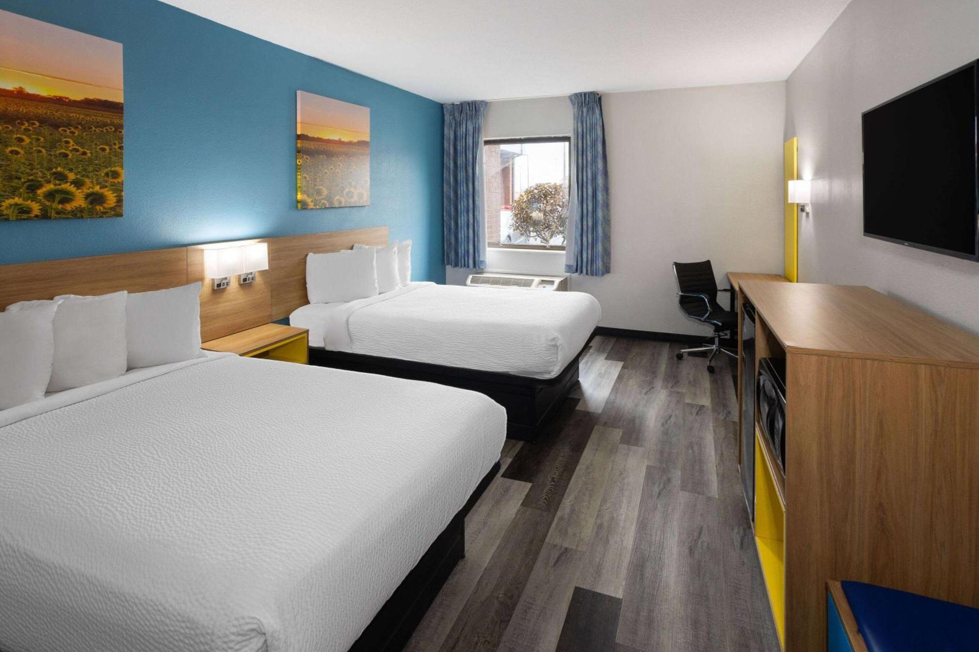 Days Inn & Suites By Wyndham Northwest Индианаполис Экстерьер фото